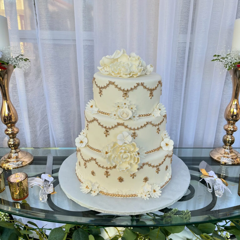 Weddings & Quinceañeras cake by Arcoiris
